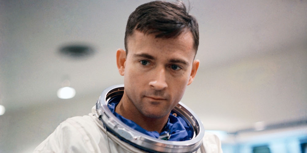 John Young tijdens de voorbereiding van de Gemini 3 ruimtevlucht. 