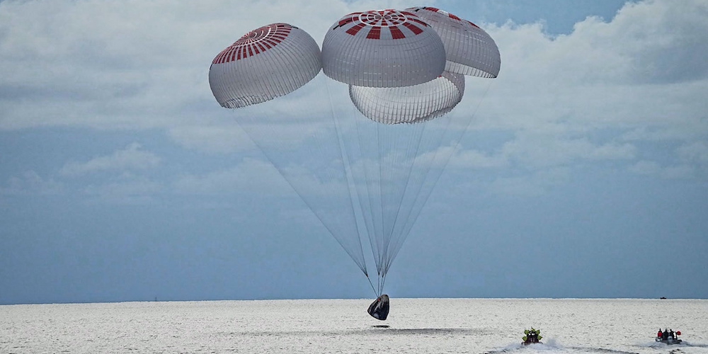 De landing op zee van een Crew Dragon ruimtecapsule.