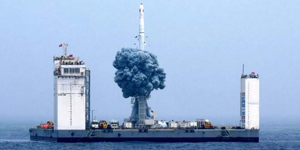 De eerste Chinese lancering van een Long March 11 raket vanop zee. 