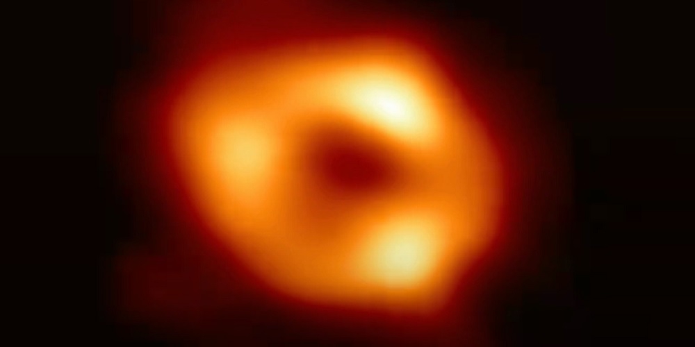 it is de eerste foto van Sgr A*, het superzware zwarte gat in het centrum van ons Melkwegstelsel. 