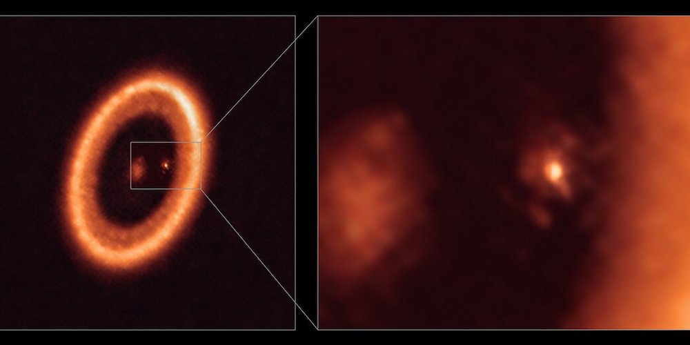 Links: overzichtsfoto, gemaakt met de Atacama Large Millimeter/submillimeter Array (ALMA), waarin de Europese Zuidelijke Sterrenwacht (ESO) een partner is, van de bijna 400 lichtjaar verre ster PDS 70 (midden) en haar circumstellaire ring. Rechts van de ster is de jonge Jupiter-achtige planeet PDS 70c te zien. Rechts: close-up van PDS 70c en de hem omringende schijf, met aan de rechterkant een deel van de veel omvangrijkere circumstellaire ring van moederster PDS 70.